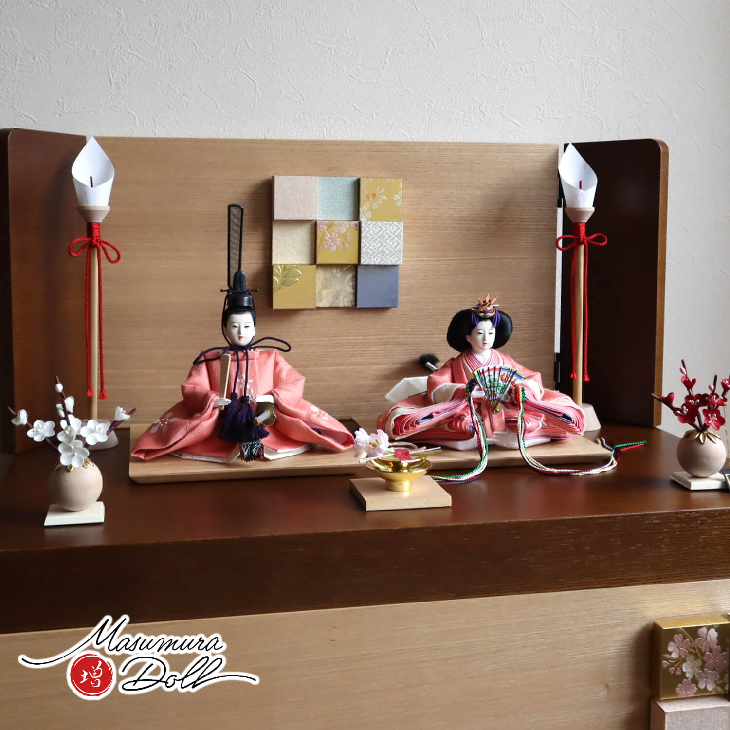 雛人形 伝統工芸士・清水光雲作 柳サイズ ピンク刺繍 正絹西陣織 ここのえ屏風58cm収納箱飾り 木製燭台 繭紅白梅 盃飾 増村人形店 10001495