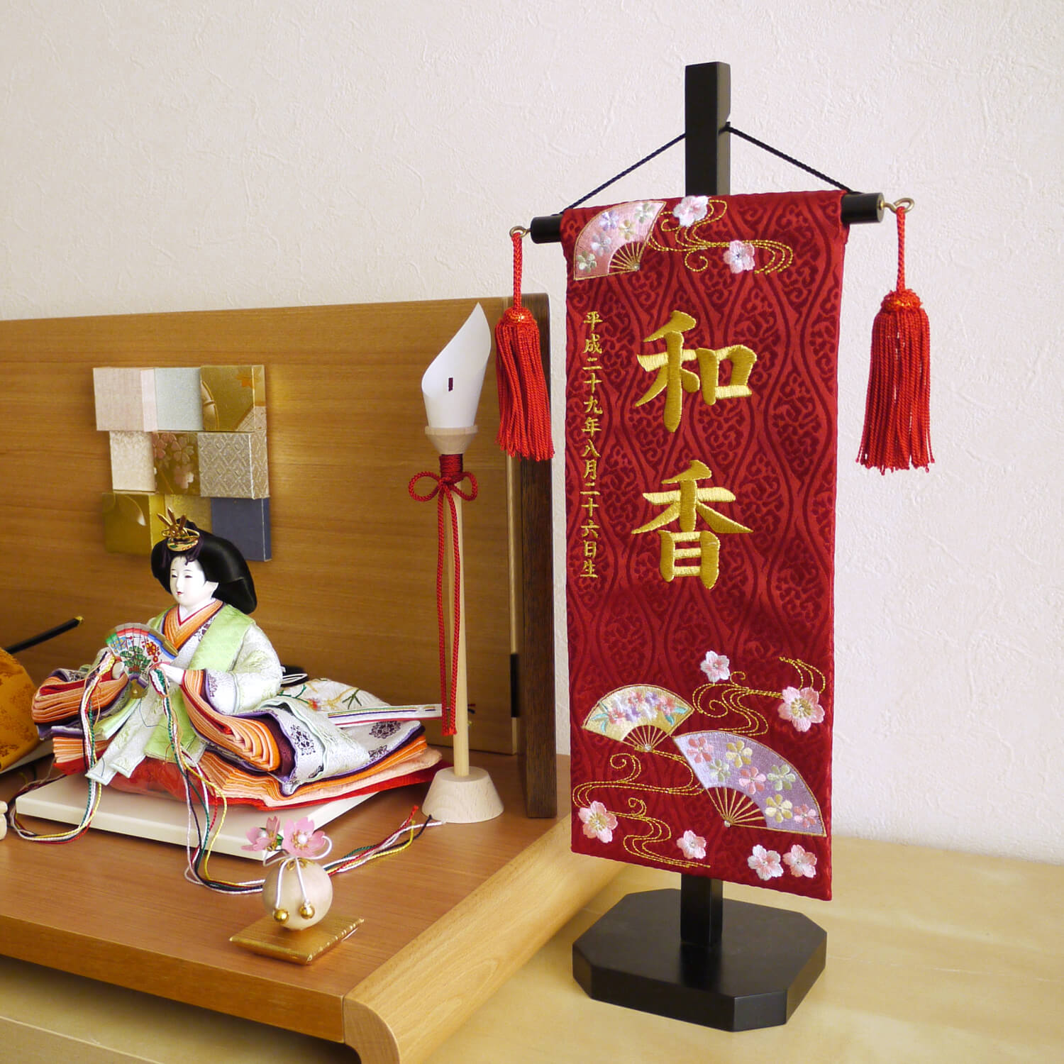 ジャガード刺繍名前旗 桜に流水扇(小)赤 スワロフスキー付 国産黒塗スタンド 増村人形店 nbgssroa