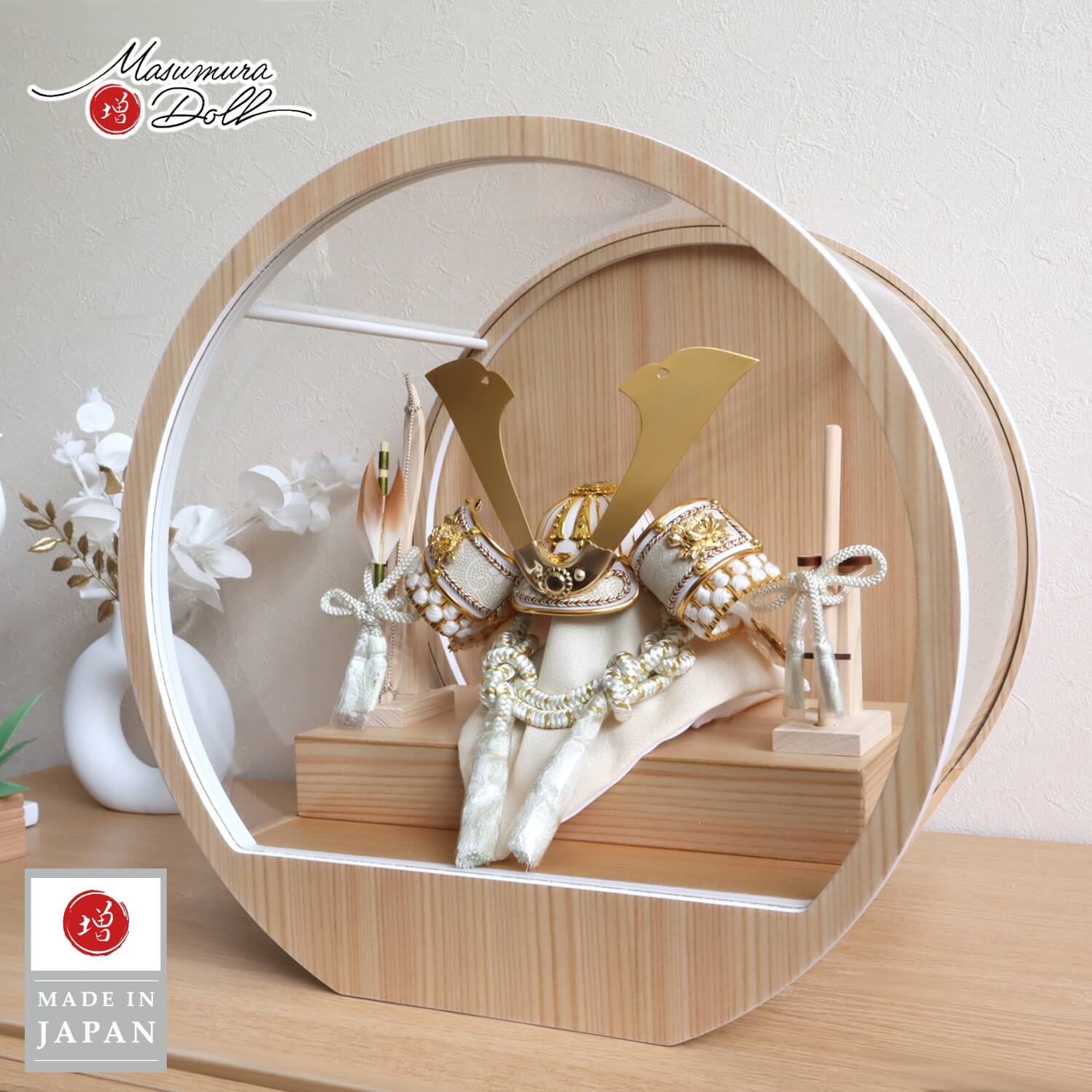 五月人形  ケース飾り 兜 ゴールド 牡丹 本印伝兜 白糸 兜 白鉢 月-tsuki- 日本製円形ナチュラル杉 37アクリルケース 壁掛け対応  木製弓太刀 10002646