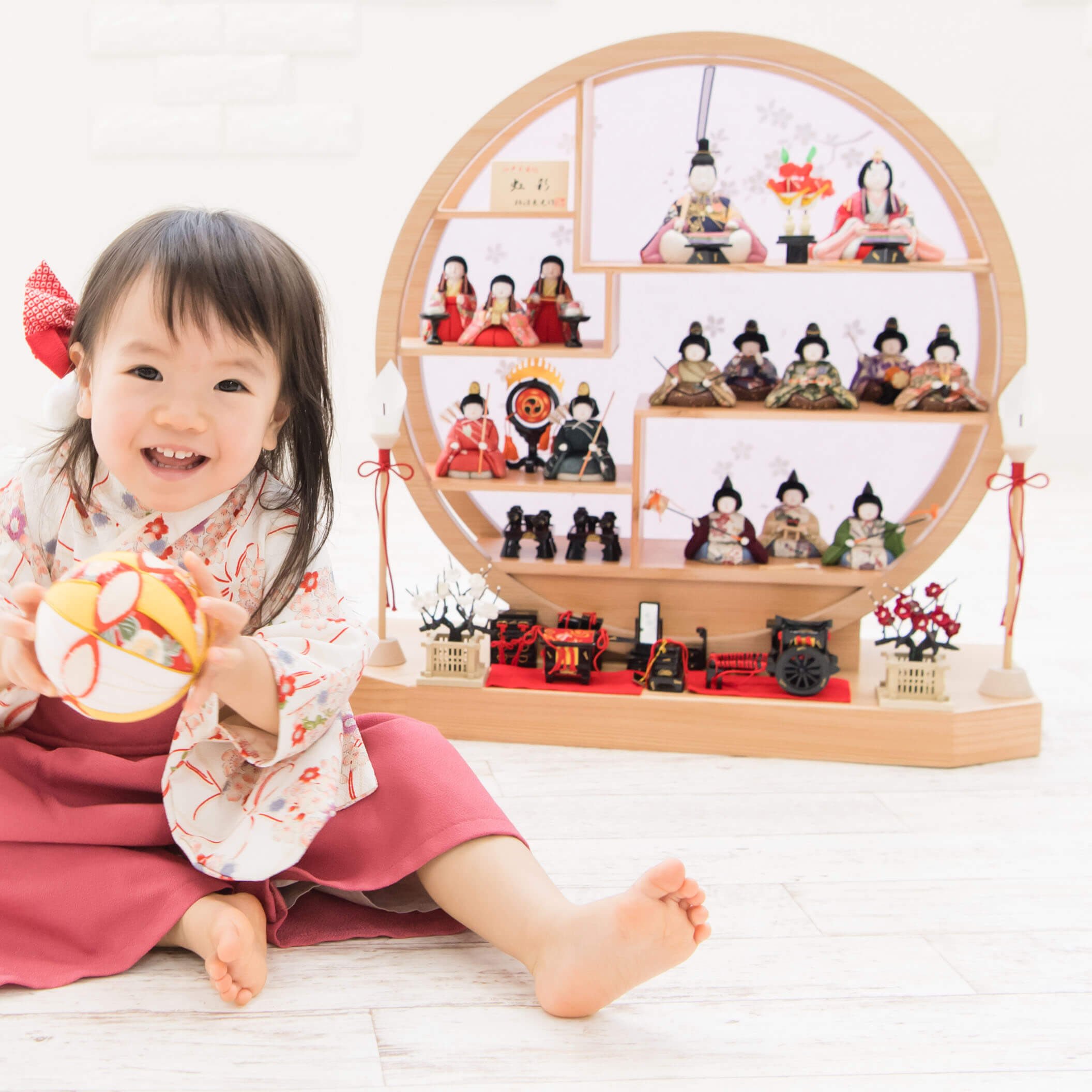 雛人形 柿沼東光作 国産杉・円窓飾り15人総揃 総木製道具九品 国産繭紅白梅 ナチュラル杉製 燭台飾り 円形 丸窓 丸型 例年実店舗早期完売品 ひな人形 10000416