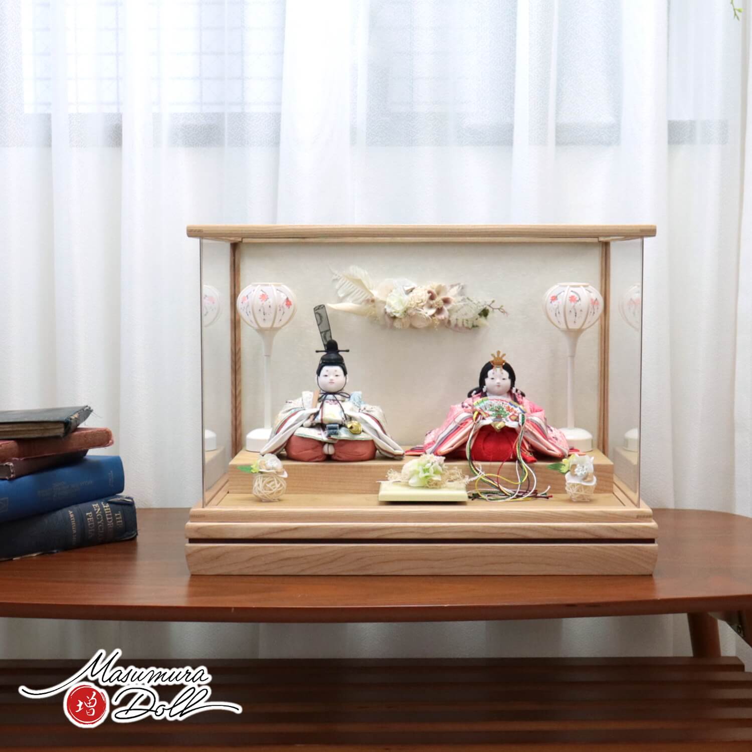 雛人形 幸一光作 「舞」大嶋金襴謹製 正絹西陣織 鳳凰丸 白木枠パノラマ アクリルケース 和紙バック 手描き雪洞 かぶせ式 アートフラワー ラタン 増村人形店 ケース飾り 10002257