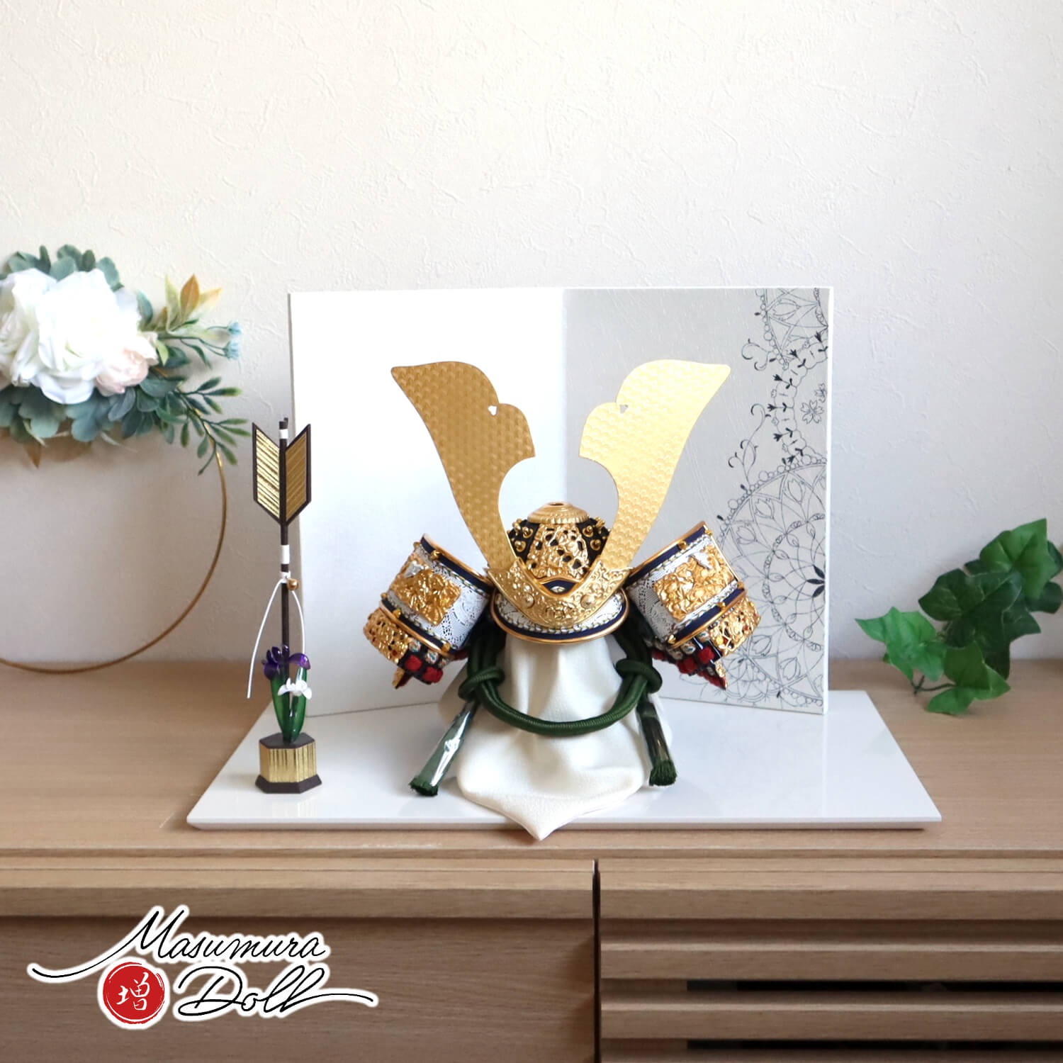 五月人形 伝統工芸士・平安 晴峰作 10号 萌葱糸縅(緑) 無双結び 共吹き返し 手描二曲幾何学桜紋様屏風 一本矢クリアフラワーアヤメ アイボリー平台 増村人形店 10001736