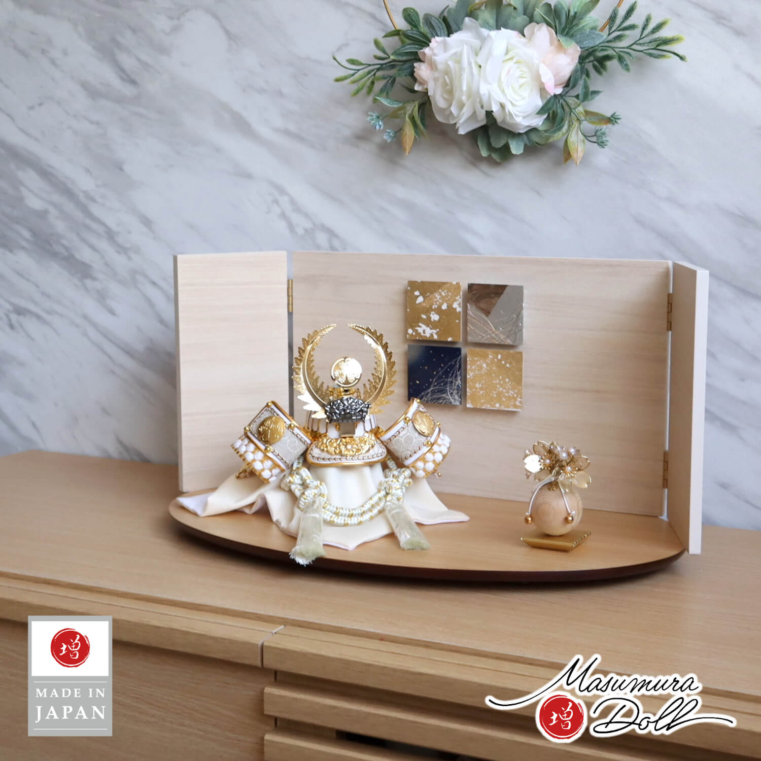 五月人形  ホワイト ゴールド 武将 徳川家康 兜 白木目レリーフ細工屏風 クリアフラワーゴールド桜 ナチュラル杉製楕円台 増村人形店 10001641
