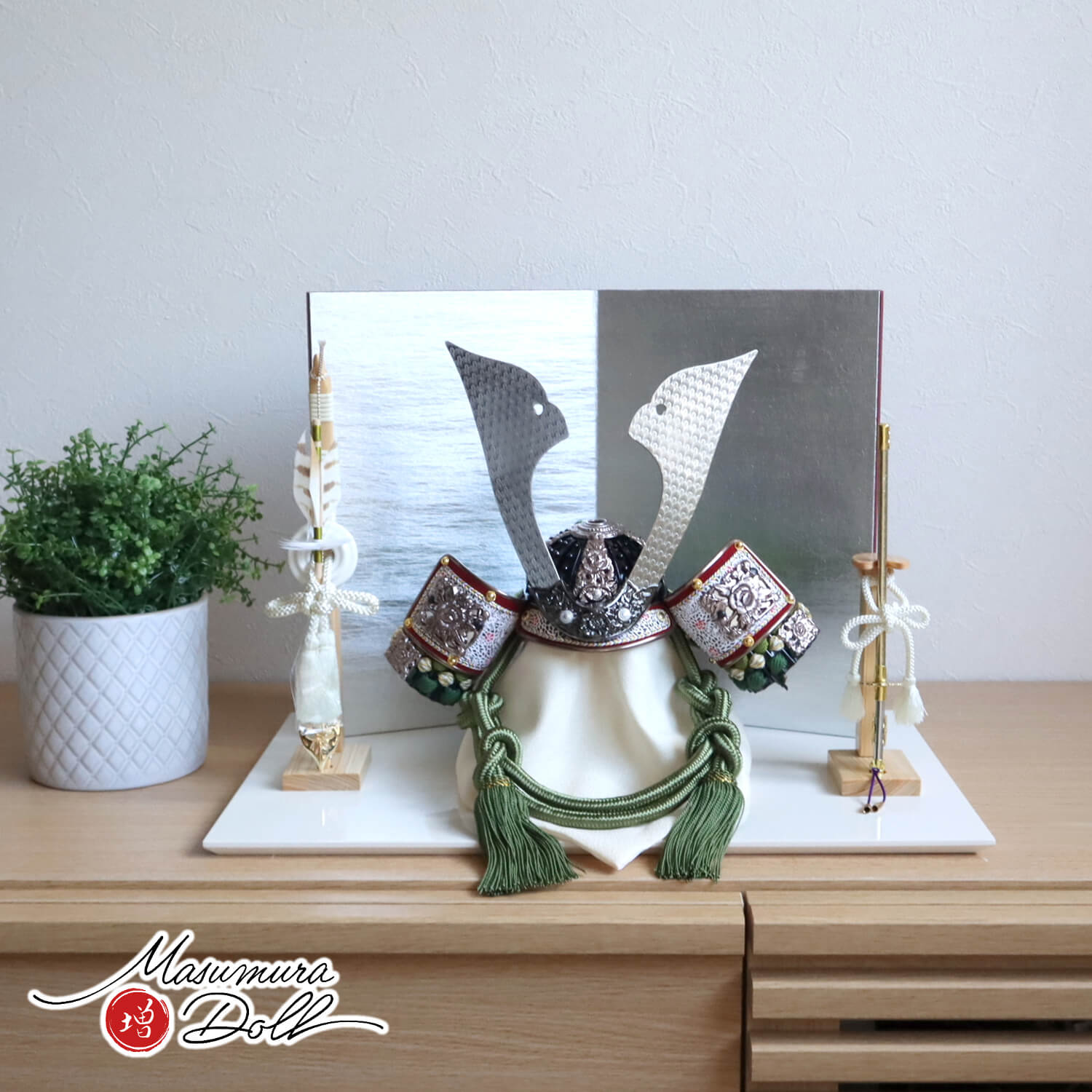五月人形 伝統工芸士 誠山作 10号深緑糸縅 ブロンズ鍬形 無双結び 二曲銀済美箔屏風 ヒノキ製本藤巻弓太刀 アイボリー平台 増村人形店 10001753