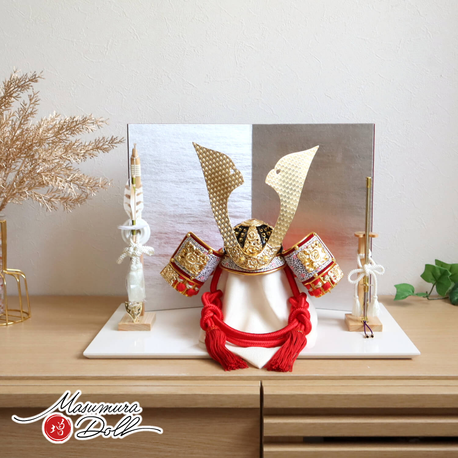 五月人形 伝統工芸士 誠山作 10号赤糸縅兜 金小札 無双結び 二曲銀済美箔屏風 ヒノキ製本藤巻弓太刀 アイボリー平台 増村人形店 10001757
