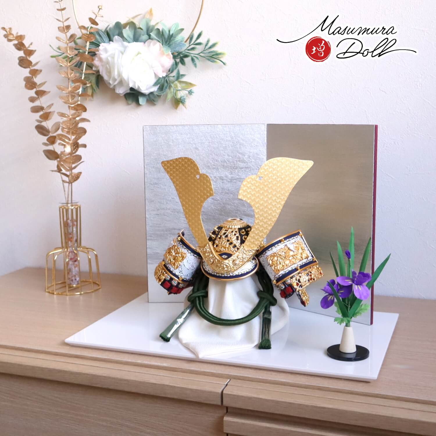 五月人形 伝統工芸士・平安 晴峰作 10号 萌葱糸縅(緑) 無双結び 共吹き返し 二曲銀サイビ箔押し屏風 アヤメ飾り アイボリー平台 増村人形店 10001737