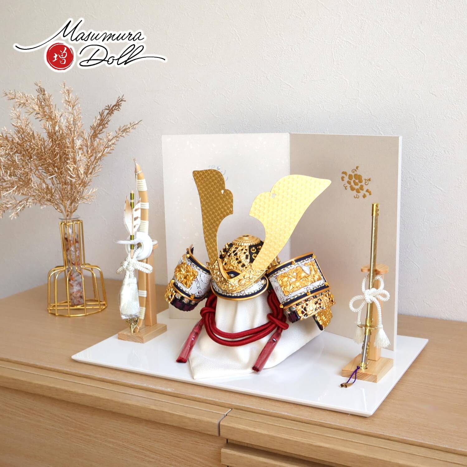 五月人形 伝統工芸士・平安 晴峰作 10号 正絹茜糸縅兜(赤糸) 二曲屏風「手描き金銀盛上牡丹」 ヒノキ製本藤巻弓太刀 アイボリー平台 増村人形店 10001723
