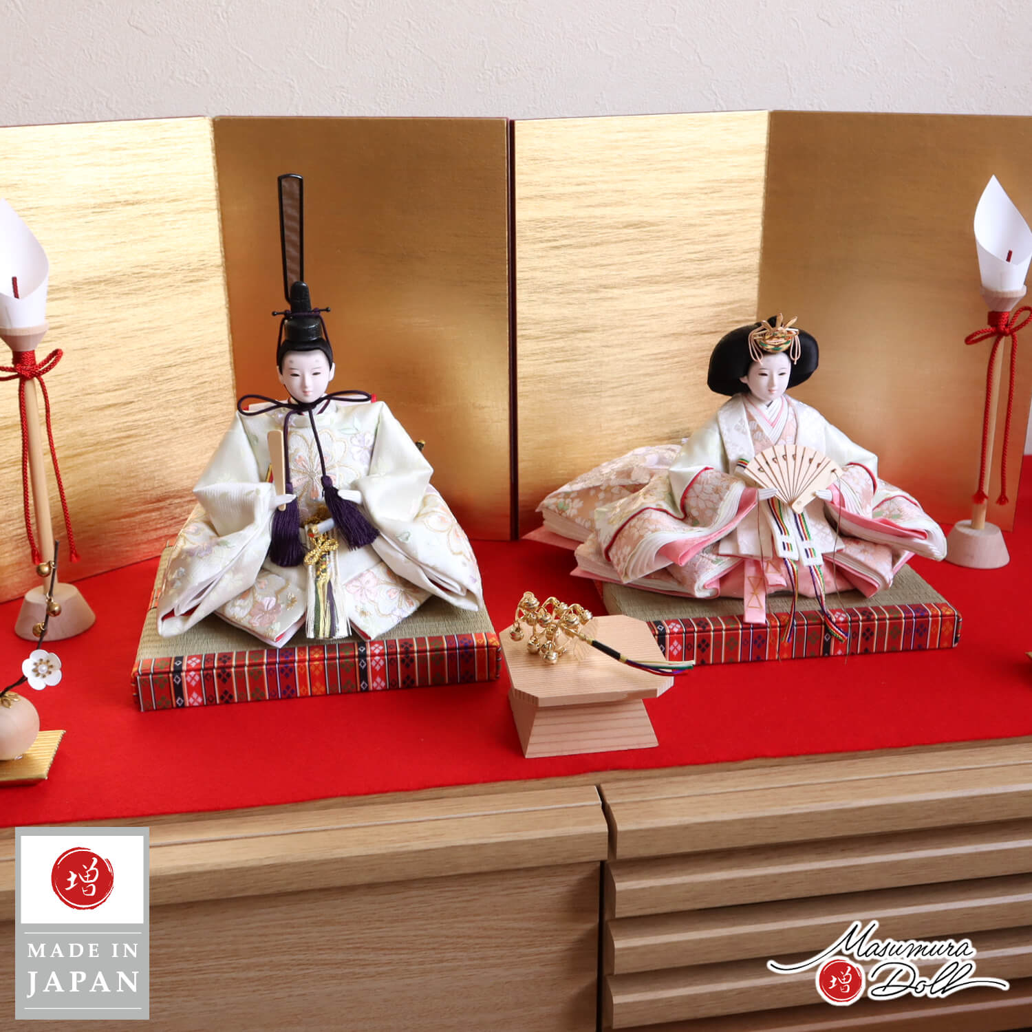 雛人形 最新作 内閣総理大臣賞受賞作家 松宝作 25号 芥子 ホワイト 桜刺繍 無地扇 済美箔屏風 木製燭台 クリアフラワー紅白梅 神楽鈴 昼御座(ひのおまし) 畳 本式 赤毛氈 魔除け 増村人形店 10002900