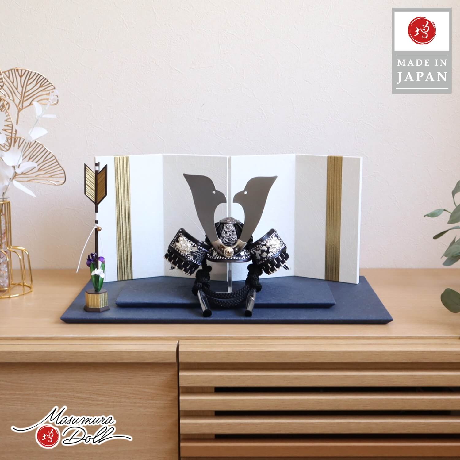 五月人形  唐草 漆黒兜  透き漆 合鉢 共吹き返し 大鍬形 兜 二曲一双 金ライン  一本矢クリアフラワーアヤメ 10002701