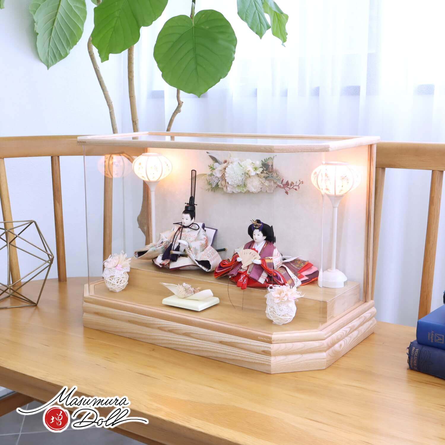 雛人形 新作 増村人形店 オリジナル 25号 芥子 刺繍 草花 無地扇 白木枠六角パノラマ アクリルケース 和紙バック 手描き雪洞 かぶせ式 アートフラワー ラタン ケース飾り 10002464