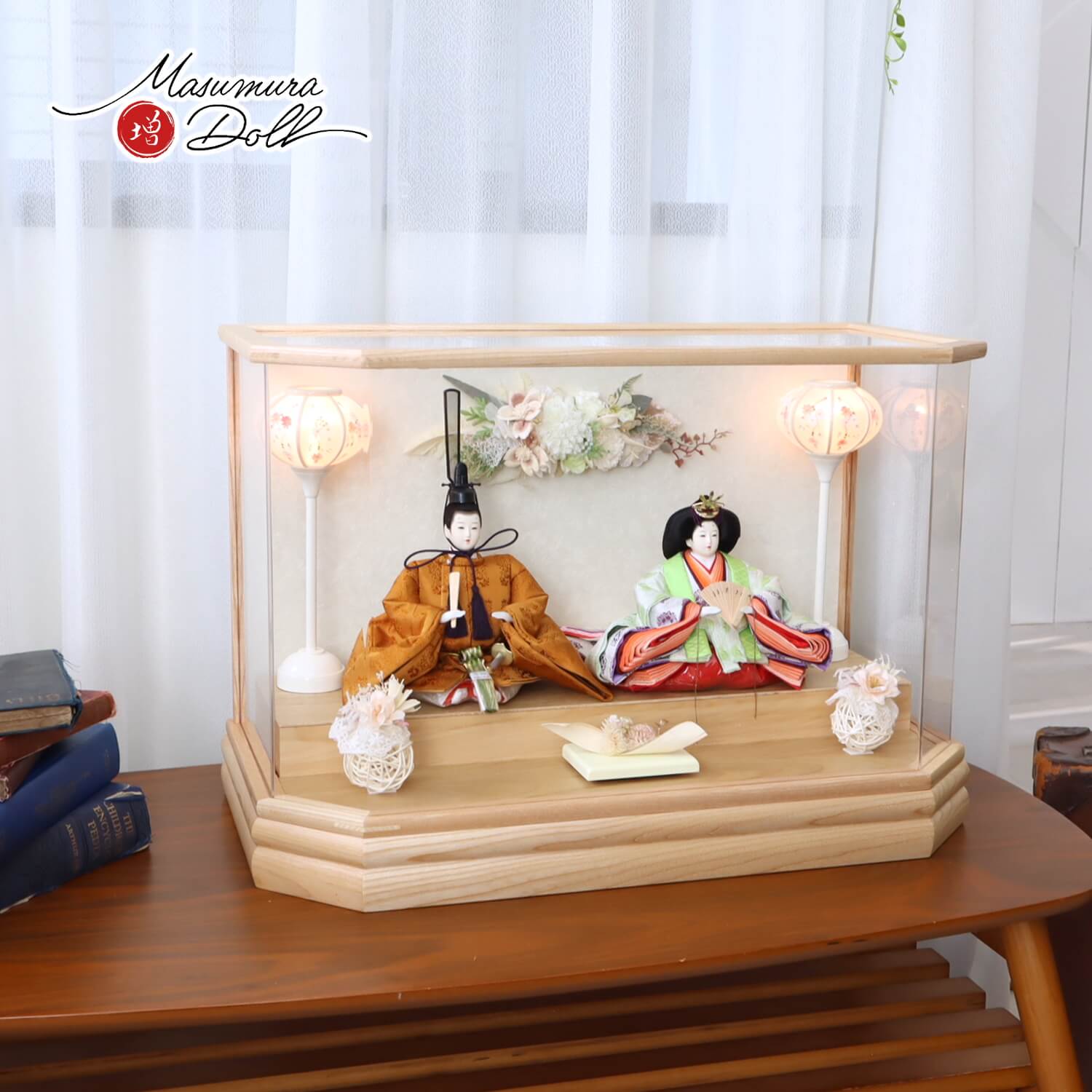 雛人形 伝統工芸士・清水光雲作 25号 芥子 正絹西陣織即位礼正殿の儀 雅子皇后陛下御装束 黄櫨染 無地扇 誉勘商店 高級シルク仕様 白木枠六角パノラマ アクリルケース 和紙バック 手描き雪洞 かぶせ式 アートフラワー ラタン 雅子様 ケース飾り 10002251