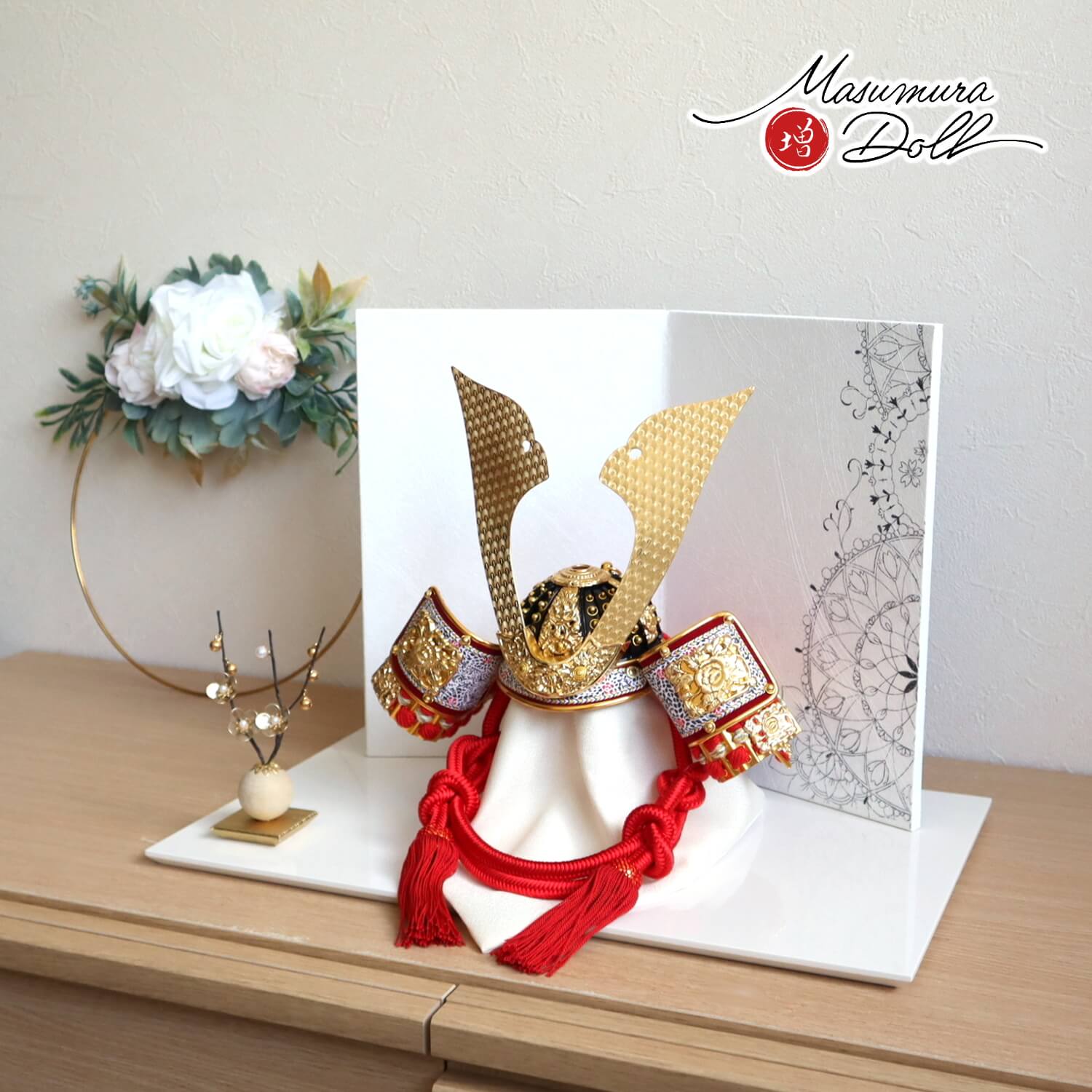 五月人形 伝統工芸士 誠山作 10号赤糸縅兜 金小札 無双結び 手描二曲幾何学桜紋様屏風 クリアフラワーゴールド梅 アイボリー平台 増村人形店 10001755