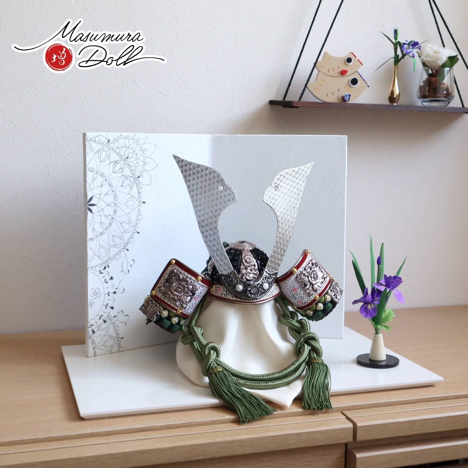 五月人形 伝統工芸士 誠山作 10号深緑糸縅 ブロンズ鍬形 無双結び 手描二曲幾何学桜紋様屏風 アヤメ飾り アイボリー平台 増村人形店 10001754