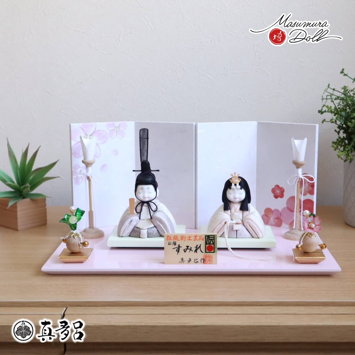 新作伝統的工芸品 三世・金林真多呂作 来未-KURUMI-シリーズ『すみれ雛』 桜梅屏風 木製燭台 クリアフラワー桜橘 国産ピンク平台 増村人形店 10001888