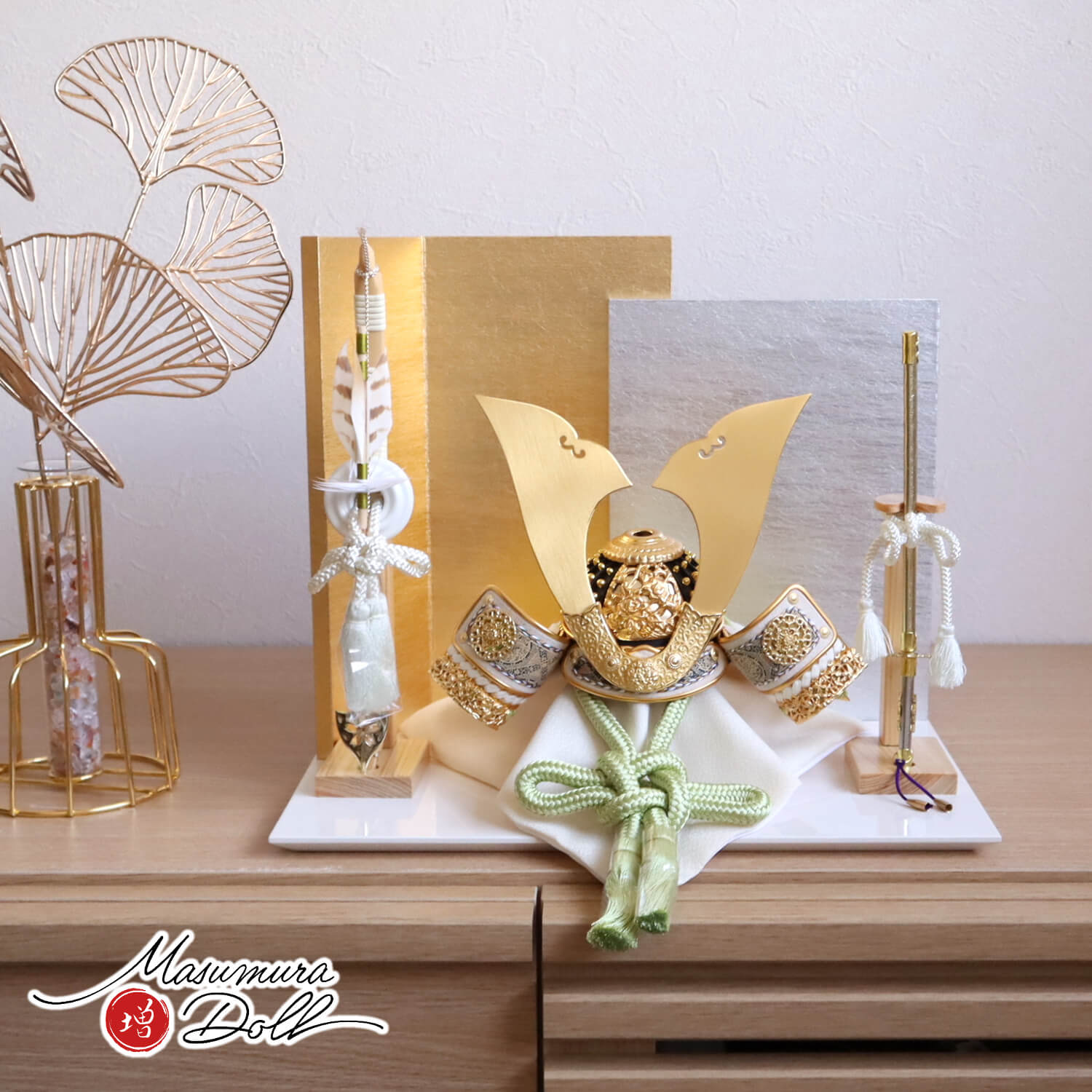 五月人形 伝統工芸士・平安晴峰作 7号 正絹淡浅葱糸 正絹淡萌黄糸 無双結び 共吹き返し 錫金物 L型屏風(金銀段違い) ヒノキ製本藤巻弓太刀 アイボリー平台 増村人形店 天賦 10001760