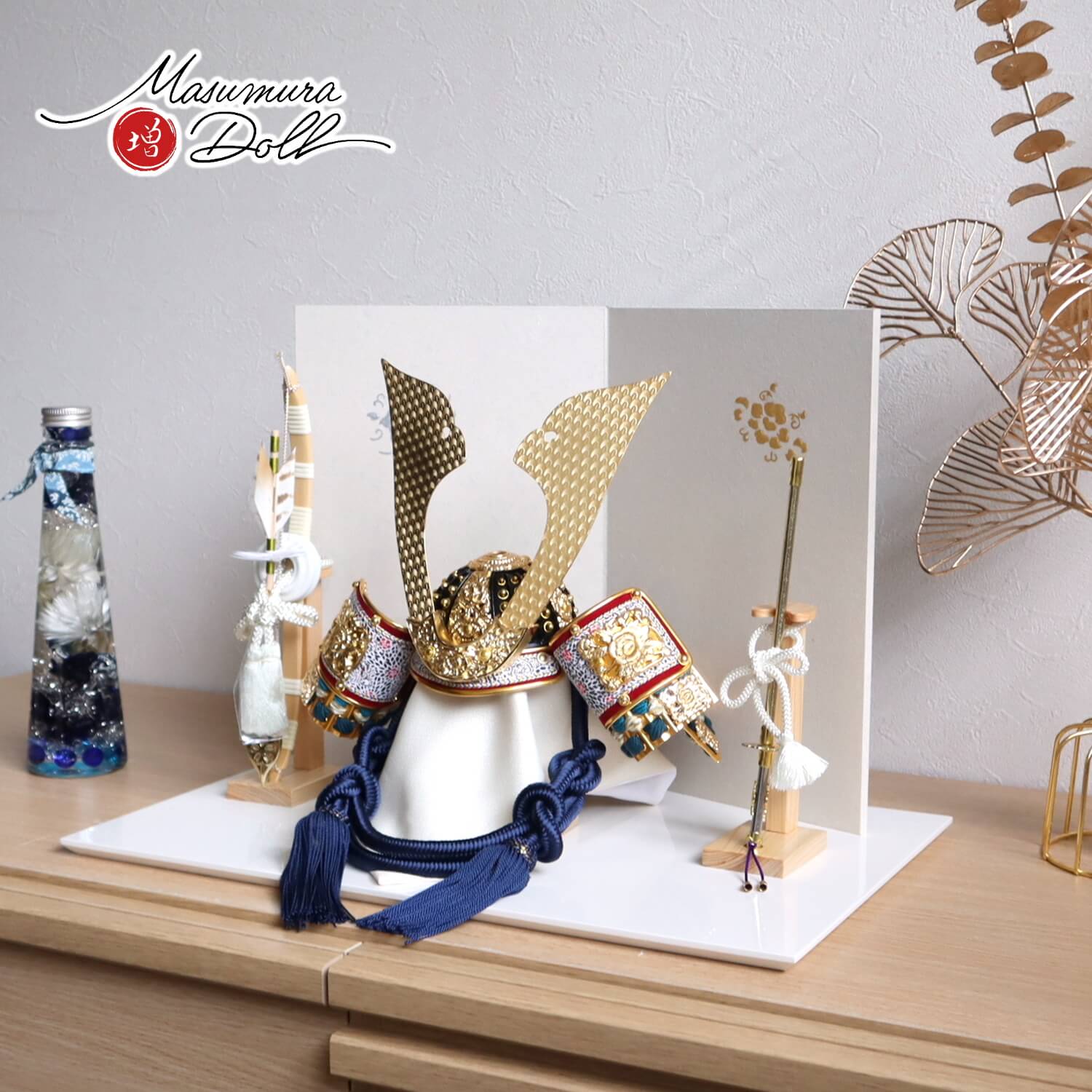 五月人形 伝統工芸士 誠山作 10号 紺糸縅兜 無双結び 金小札 二曲屏風「手描き金銀盛上牡丹」ヒノキ製本藤巻弓太刀 アイボリー平台 増村人形店 10001715