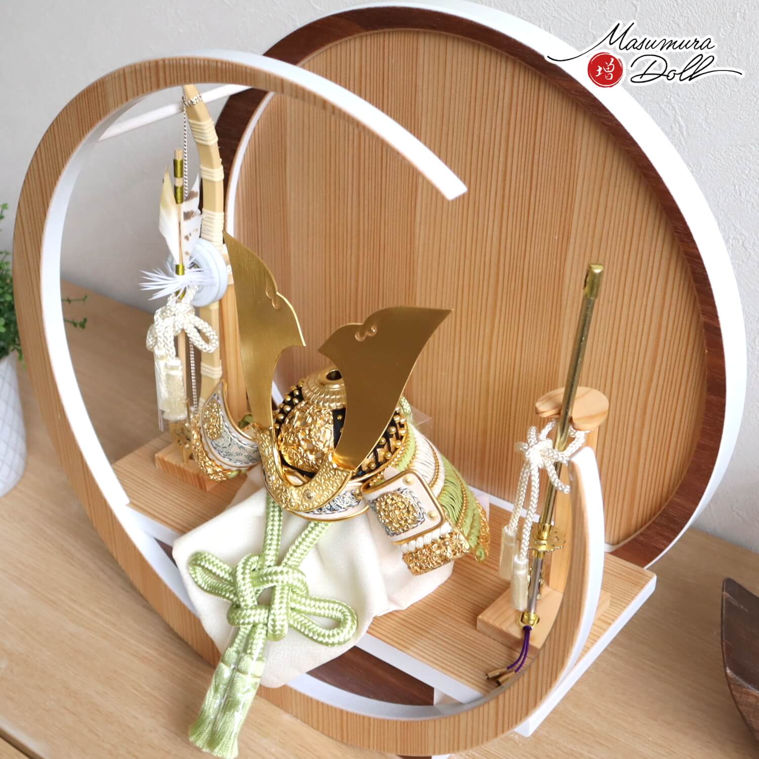 五月人形 選べる2種類 伝統工芸士・平安晴峰作 (淡萌黄/淡浅葱) 金小札兜 37A 月-tsuki- 円形ナチュラル杉・ウォールナット飾り ヒノキ製本藤巻弓太刀付 天賦 10000785