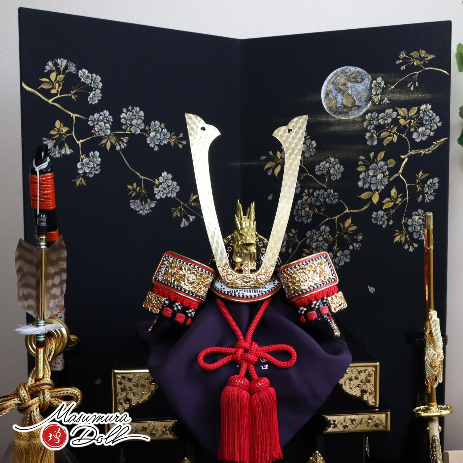 京都・粟田口清信作 京12号 正絹 赤糸 総角 本漆塗黒小札 手打 長鍬 手彫り鳥羽毛鍬形 京製 龍頭付 京製唐櫃 京製手描き屏風「月に桜」本鷹羽本藤巻弓太刀 10002375