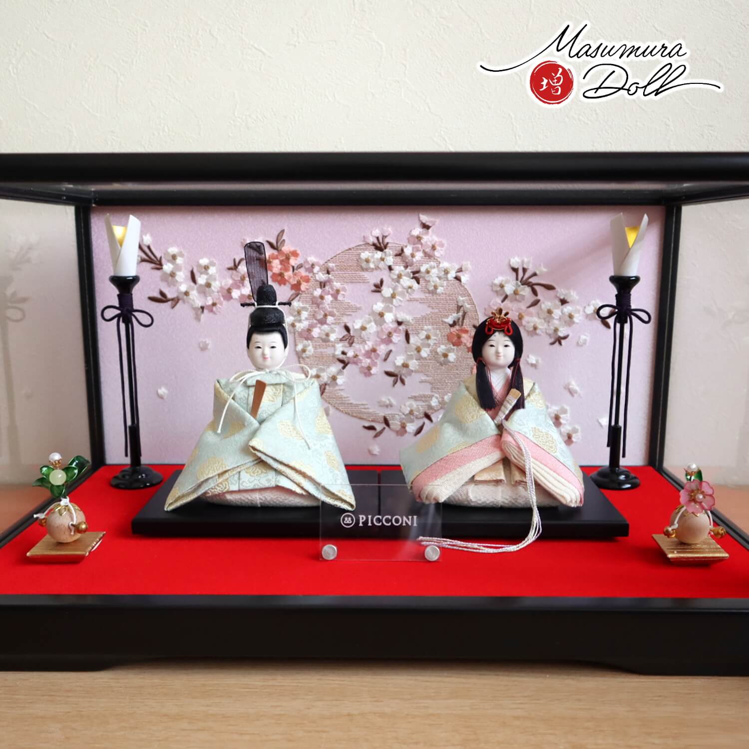 ケース飾り 小西実作 PICCONI 葵-あおい- Fukuおさげ髪 京製正絹西陣織 国産ケース本刺繍「夢桜」前扉タイプ 木製燭台 クリアフラワー桜橘 増村人形店 ケース飾り 10001809