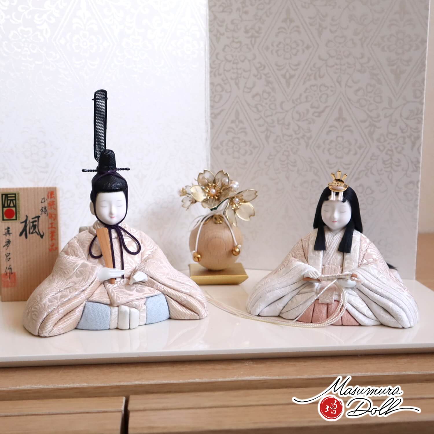 雛人形 新作伝統的工芸品 三世・金林真多呂作 楓雛 正絹西陣織 京からかみ(菱唐草)屏風 クリアフラワーゴールド桜 アイボリー平台【増村限定作品】煌珠 増村人形店 10002075