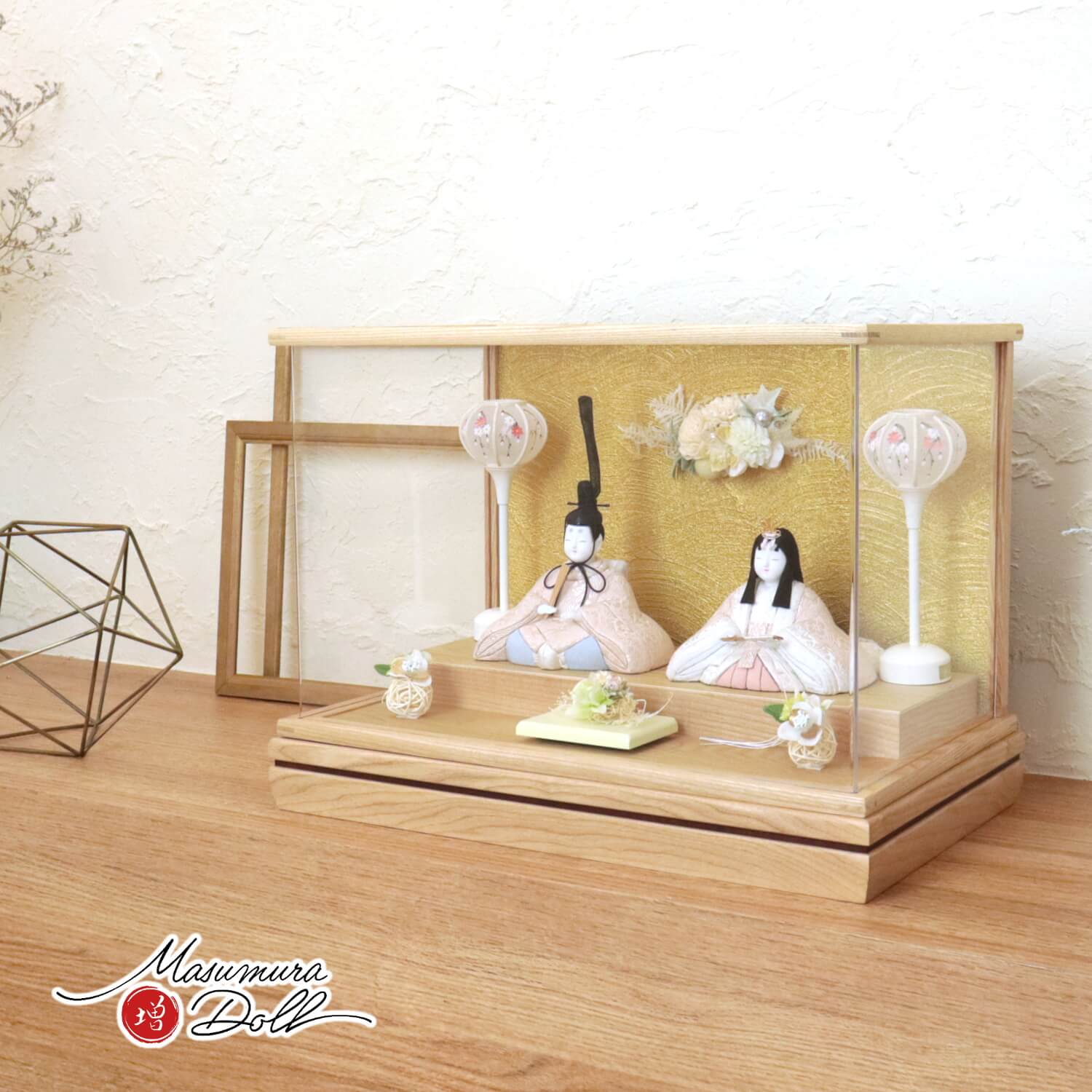 雛人形 伝統的工芸品 三世・金林真多呂作 白妙雛 正絹西陣織 白木枠パノラマ アクリルケース ゴールドバック 手描き雪洞 かぶせ式 アートフラワー 桜 ラタン 増村人形店 ケース飾り 10002244