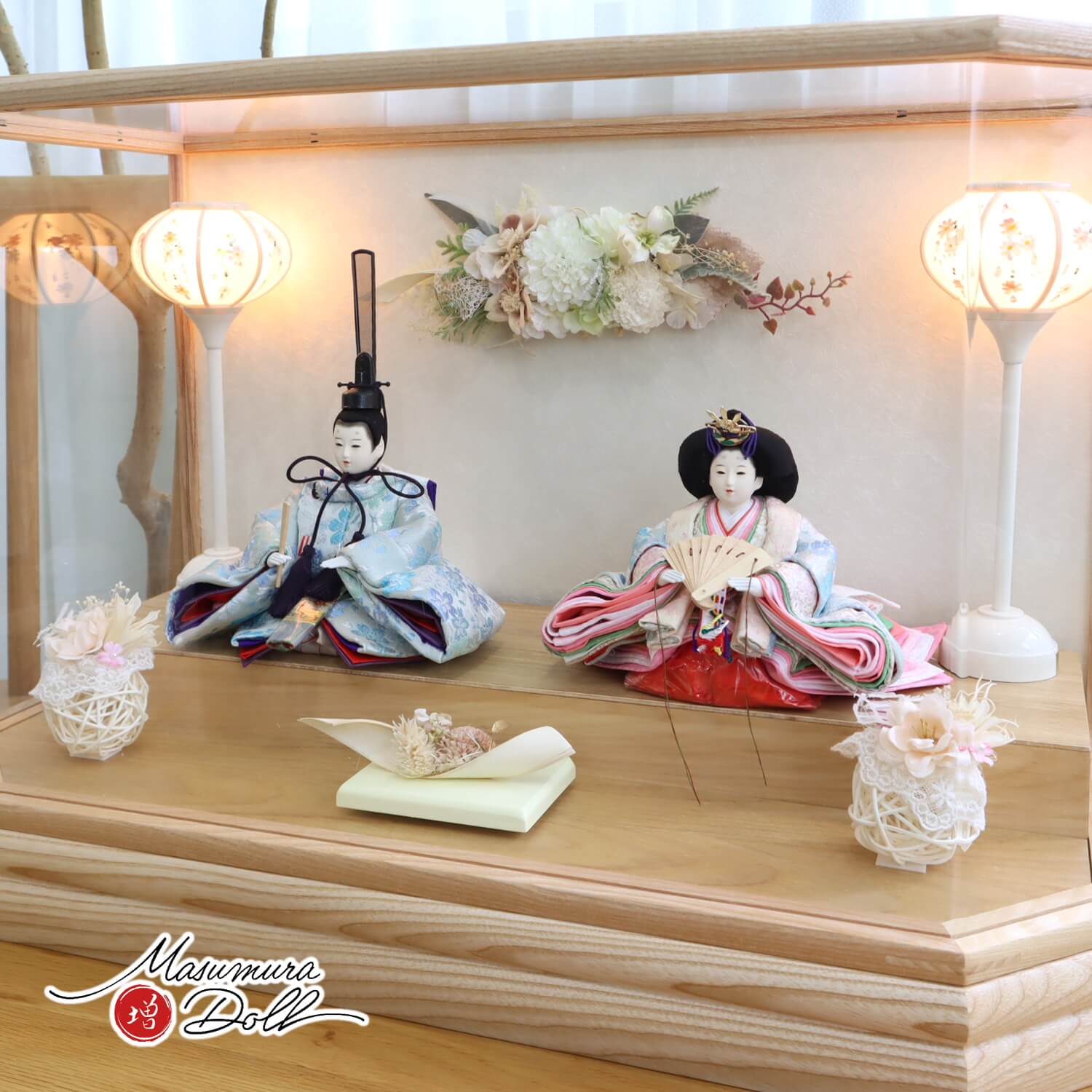 雛人形 華峰作 芥子親王 淡水色桜尽くし 西陣織極上金襴 無地扇 白木枠六角パノラマ アクリルケース 和紙バック 手描き雪洞 かぶせ式 アートフラワー ラタン 増村人形店 ケース飾り 10002256