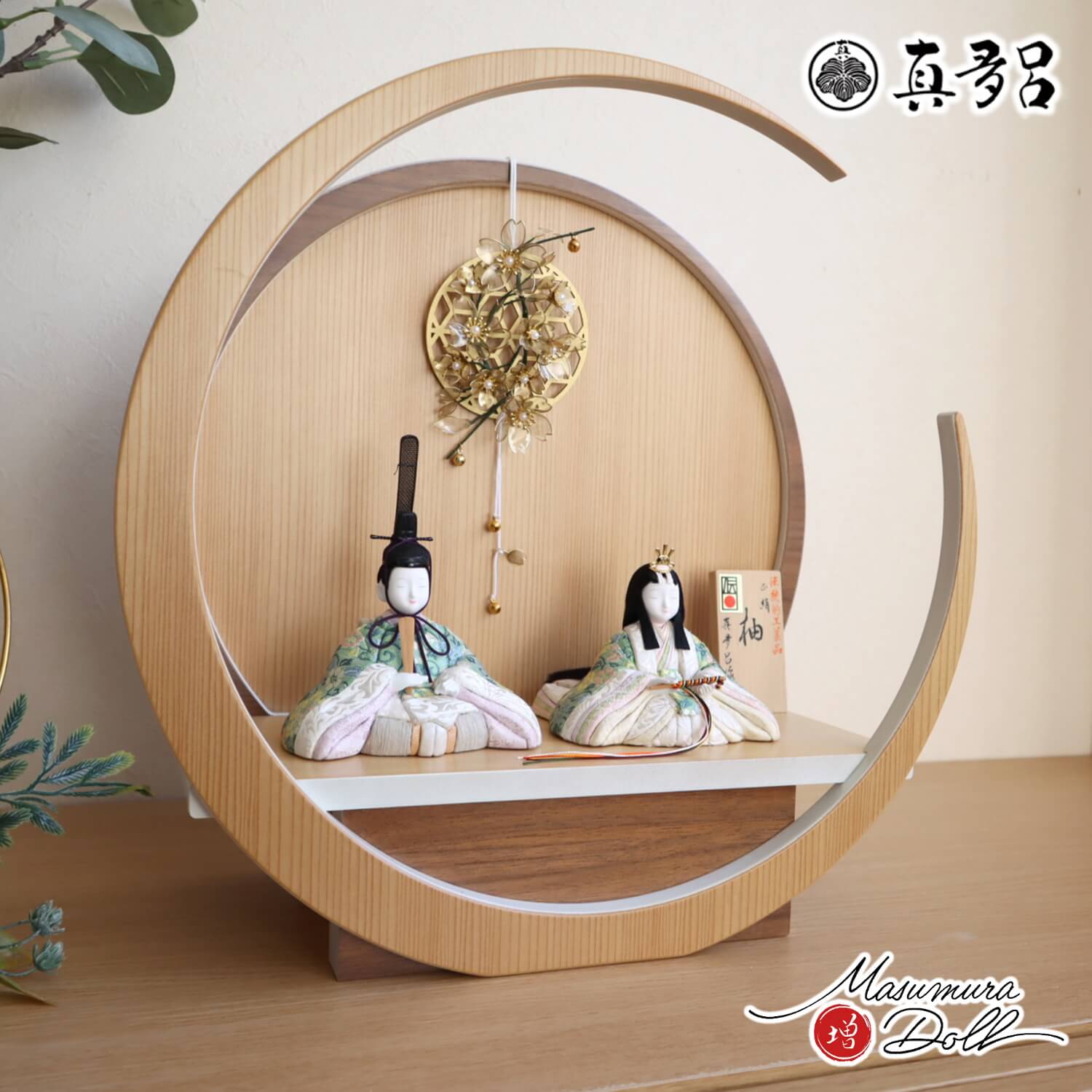 雛人形 新作伝統的工芸品 三世・金林真多呂作 柚雛 正絹西陣織 37A 月-tsuki- 円形ナチュラル杉・ウォールナット飾り 吊り飾りクリアフラワーゴールド桜 増村人形店 10001899