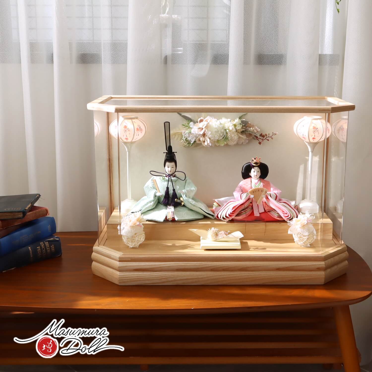 雛人形 伝統工芸士・清水光雲監修 春光作 25号 芥子 西陣織金襴 パステル桜 無地扇 白木枠六角パノラマ アクリルケース 和紙バック 手描き雪洞 かぶせ式 アートフラワー ラタン 増村人形店 ケース飾り 10002248