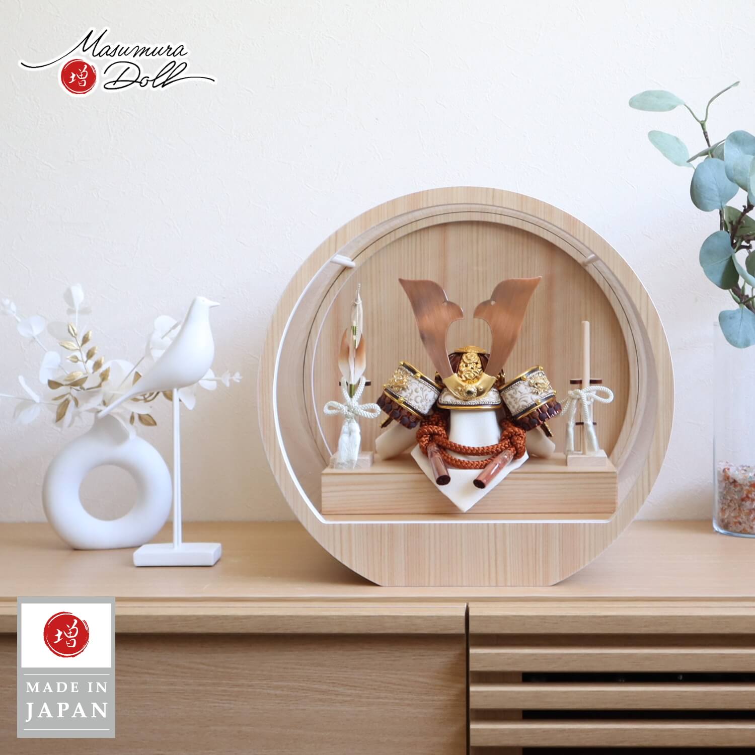 五月人形 ケース飾り 兜 鹿革 唐草 本印伝ブロンズ兜  透き漆 共吹き返し 大鍬形 月-tsuki- 日本製円形ナチュラル杉 37アクリルケース 壁掛け対応 総木製弓太刀 10002740