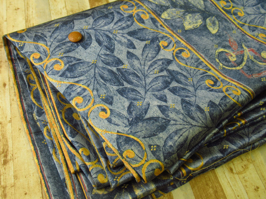 【反売り】　光沢感のあるプリントジャガード『ボタニカルリーフ柄』　ネイビー系　[５ｍカット・１０ｍ カット]