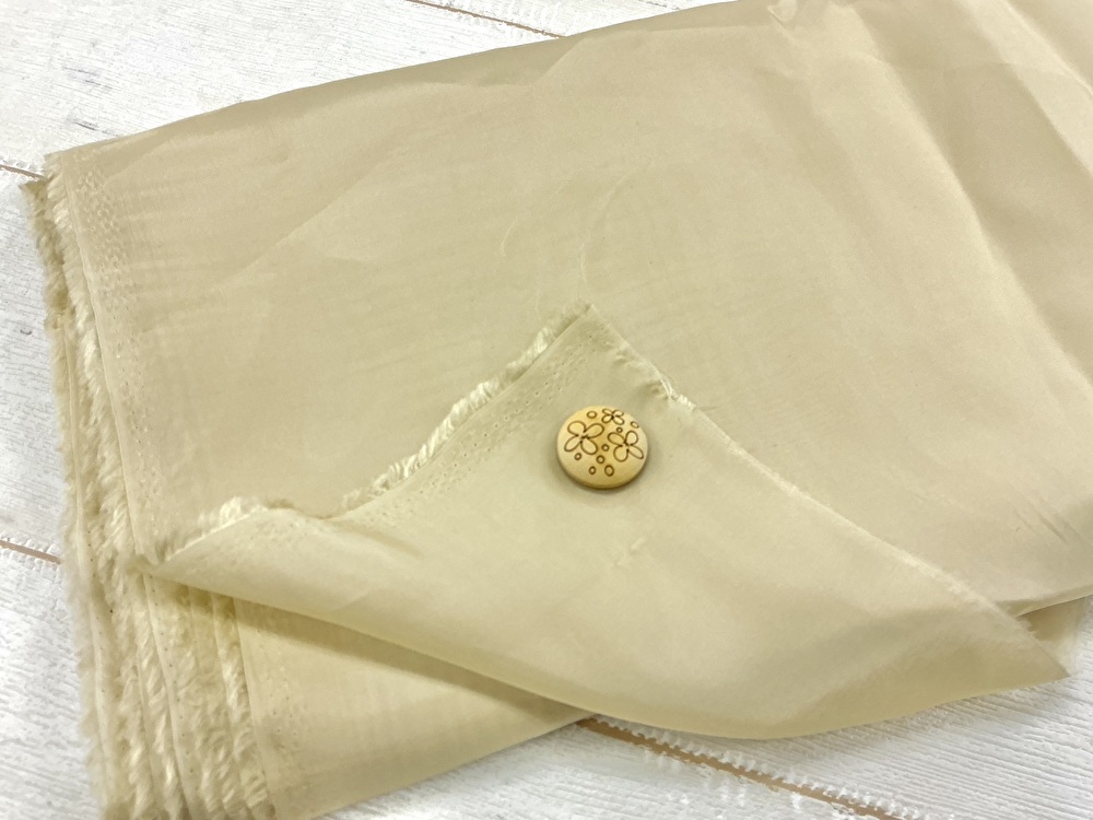 訳あり！【現品処分】  １30ｃｍ幅　キュプラ裏地　アイボリーベージュ系[ メーター選択制 ]