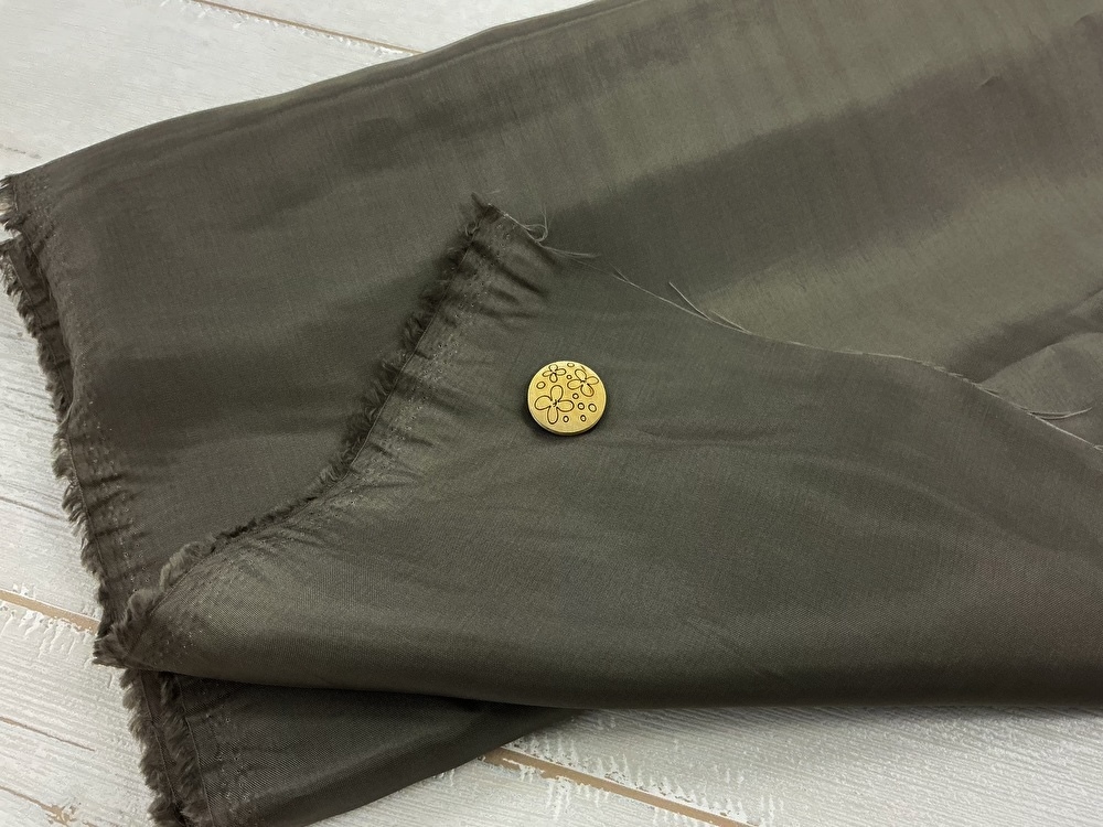 訳あり！【現品処分】 うっすらストライプ キュプラ裏地 カーキ系 [ 幅135ｃｍ×約2.5m］