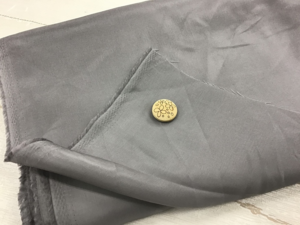 訳あり！【現品処分】  １３5ｃｍ幅　キュプラ裏地　ライトグレー系[ メーター選択制 ]