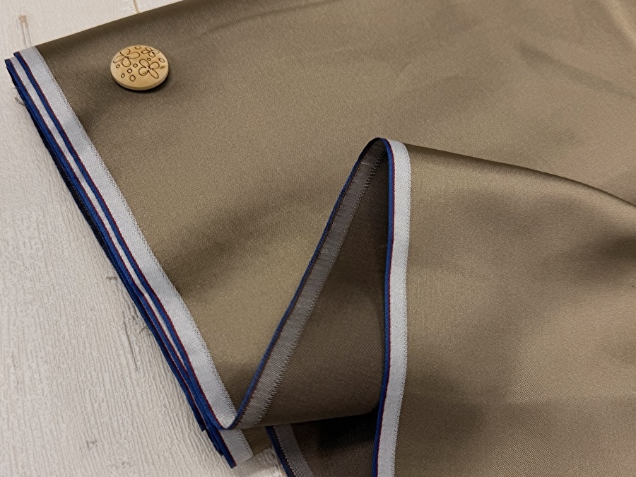 訳あり！【現品処分】  やや厚手 ポリエステル裏地　オリーブブラウンベージュ系[ 幅９０ｃｍ×約７ｍ］