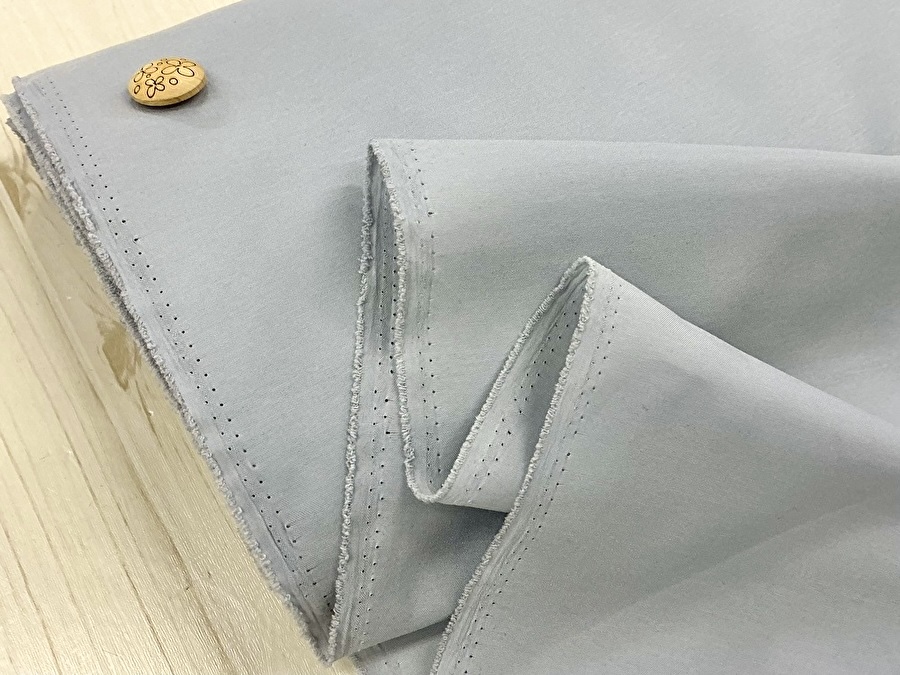 【反売り】 やや薄手 ポリエステルクロス　 ライトブルーグレー系[ 幅１２０ｃｍ×約９.５ｍ巻 ]