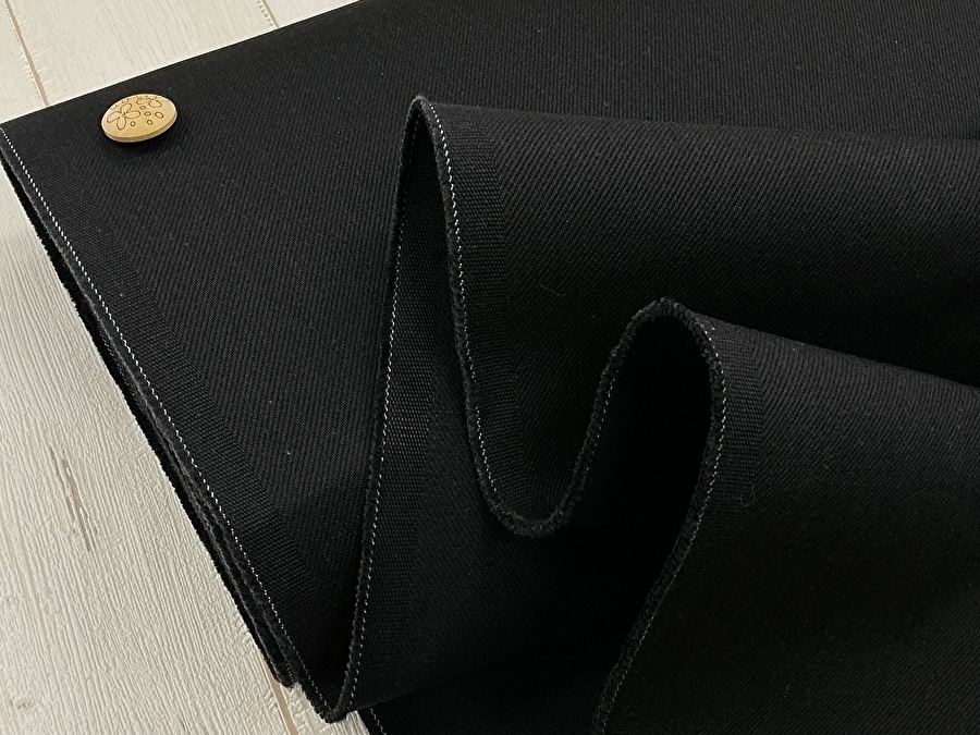 【反売り】  約１１オンス　パリッとハリのあるブラックデニム　 ブラック×ブラック系[ 幅１５０ｃｍ×約３.８ｍ ］
