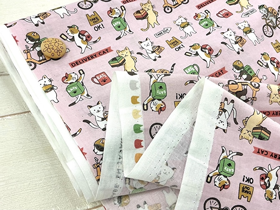 【反売り】コットン スケアプリント  『デリバリーキャット』   ライトピンク系[ 幅１０８ｃｍ×約４.５ｍ ]