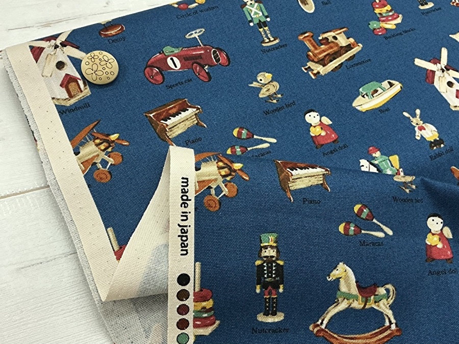 現品処分！ コットン オックスプリント  『レトロなおもちゃ』　  ネイビーブルー系 [ 幅１１０ｃｍ×約１.７ｍ ]