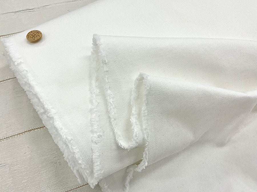 訳あり！練習用などに！【反売り】約１１オンス　洗い加工(ワンウォッシュ)デニム　 オフホワイト系[ 幅１４０ｃｍ×約８.５ｍ ］