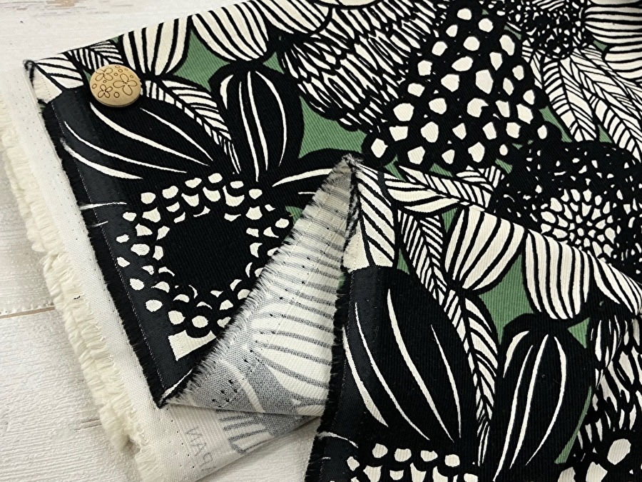 現品処分！シャツコールプリント＊Modern Art Flower (モダン アート フラワー)　 グリーン・ブラック系 [ 幅１０２ｃｍ×約(１.２ｍ＋０.８ｍ) ］