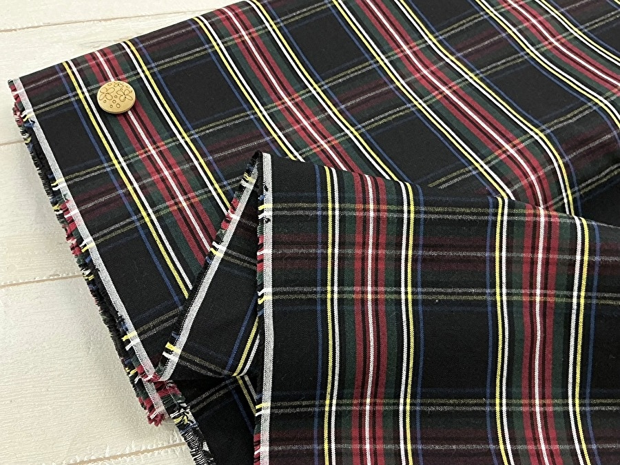【反売り】【デッドストック反】　タイプライター風コットン＊タータンチェック　ブラック×レッド系 [ 幅１２０ｃｍ×約５ｍ ]