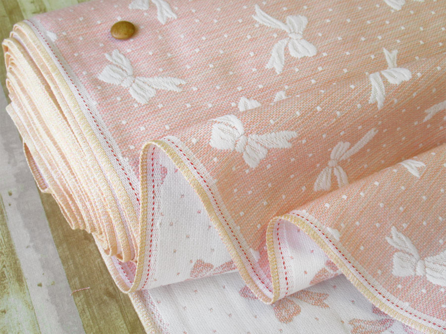 【反売り】　合繊ソストジャガード『水玉とリボン柄』　ピーチピンク×オフホワイト系　[５ｍカット・１０ｍ カット]