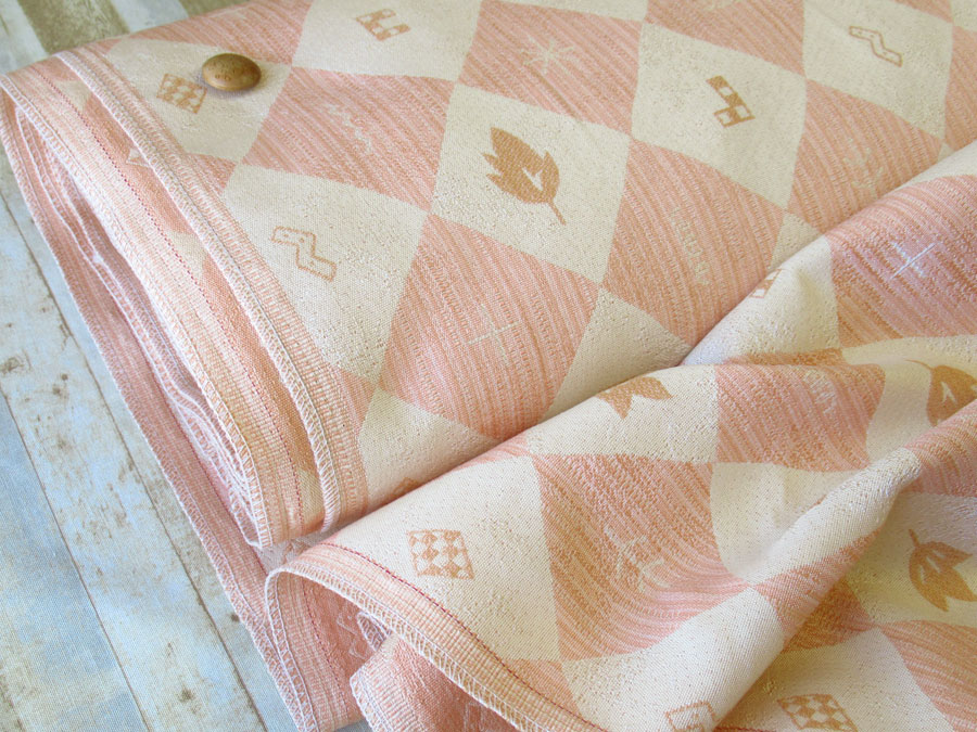 【反売り】　光沢感のある合繊ジャガード『北欧柄』　コーラルピンク×ベージュ系　[５ｍカット・１０ｍ カット]