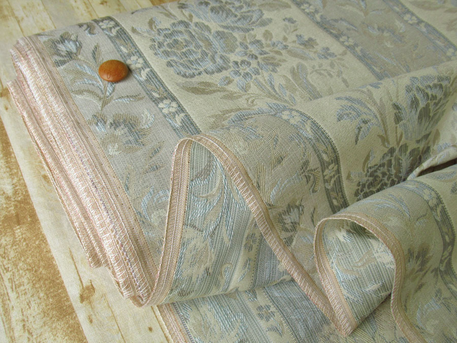 【反売り】　ポリエステルジャガード『クラシックフラワー柄』　アイボリー×ダスティーグリーン系　[５ｍカット・１０ｍ カット]