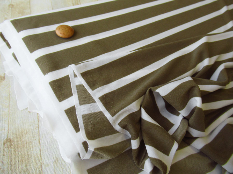 【反売り】　服地向けボーダープリントトリコットニット　ダークオリーブ×オフ系 [ 幅１１０ｃｍ×約３ｍ巻 ]