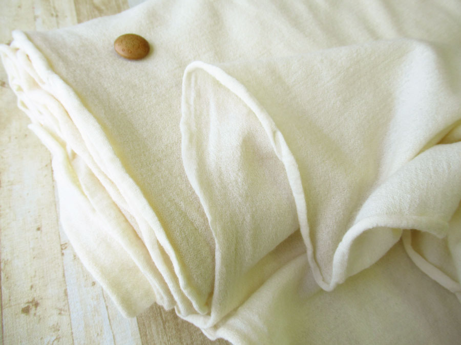 【反売り】　ウール混梨地ニット　クリーム系 [ 幅１６０ｃｍ×約(２ｍ＋１ｍ)巻 ]