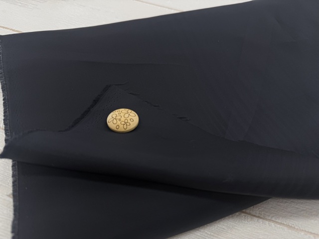 訳あり！【現品処分】  １35ｃｍ幅　キュプラ裏地　ブラックネイビー系[ 幅１35ｃｍ×約4.5ｍ］