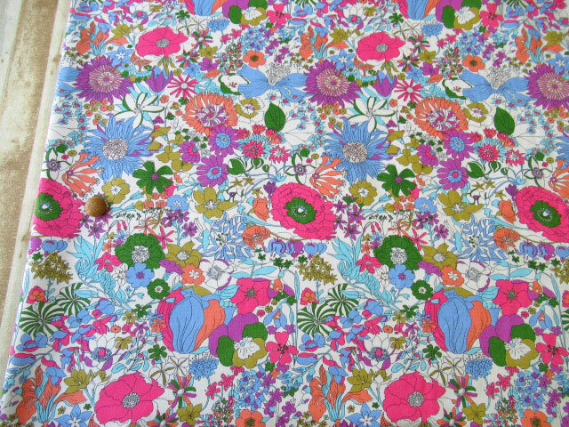 新品未使用LIBERTY 花柄カジュアルパンツМタグ付き LIBERTY 11号ハンプ2021＊春夏柄 ≪Sixty