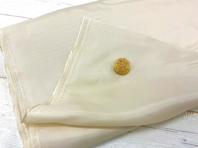 訳あり！【現品処分】  １20ｃｍ幅　ポリエステル裏地　アイボリーベージュ系[ メーター選択制 ]