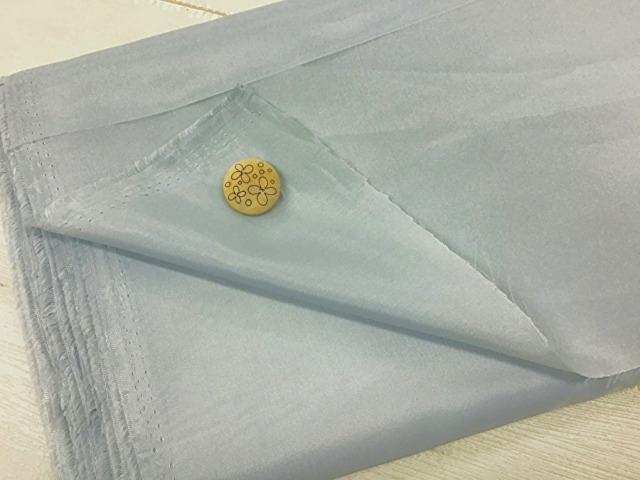 訳あり！【現品処分】  １20ｃｍ幅　 ポリエステル裏地　アイスグレー系[ 幅120ｃｍ×約7.5ｍ］